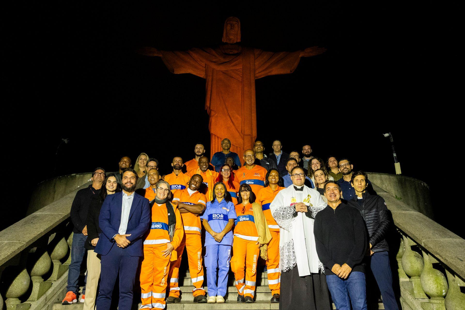 Santuário Cristo Redentor ilumina monumento símbolo do país em laranja pelo Dia do Gari