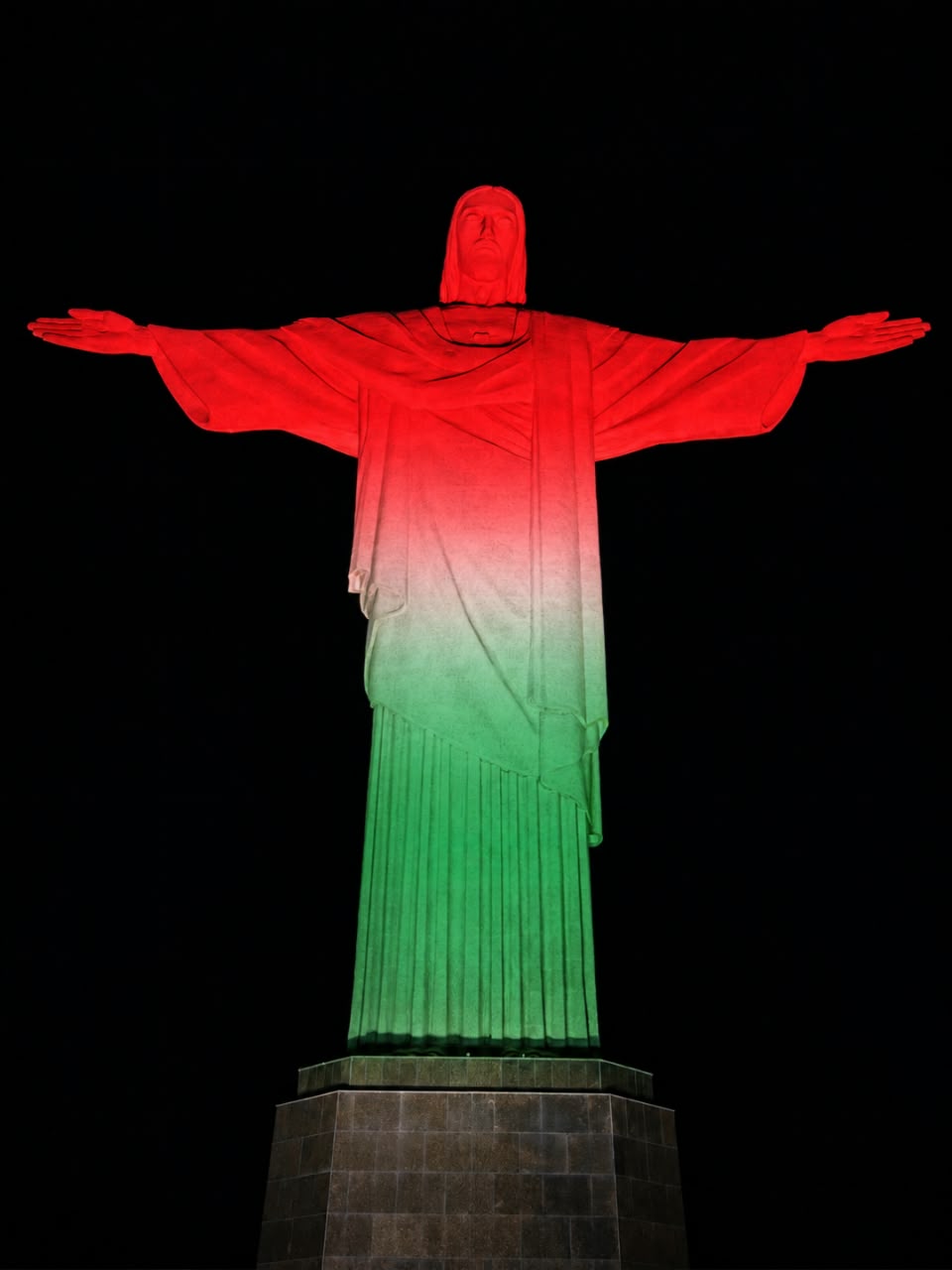 Cristo Redentor veste as cores da Hungria