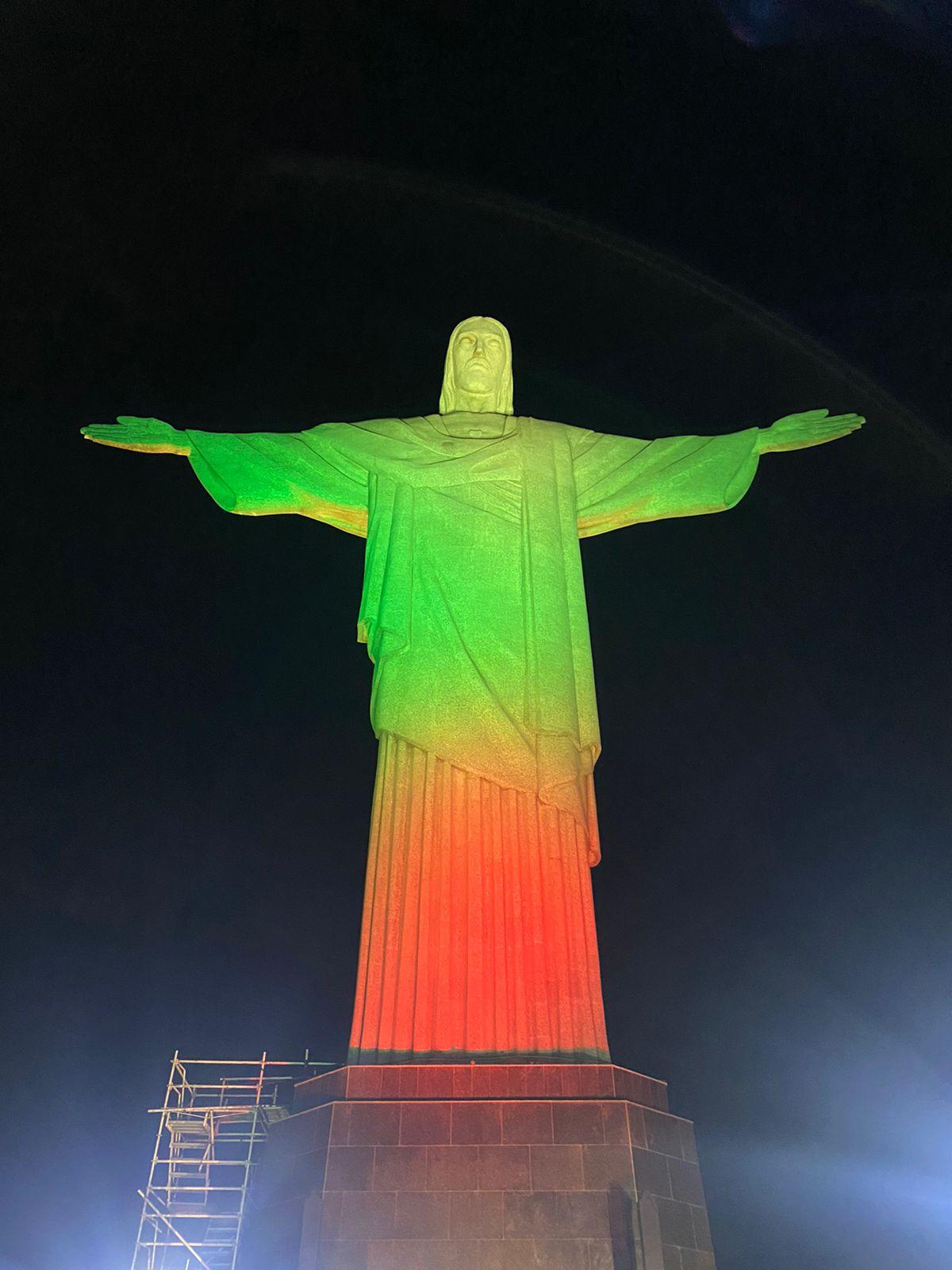 Cristo Redentor iluminado pelo Dia Nacional da Bulgária - Santuário ...