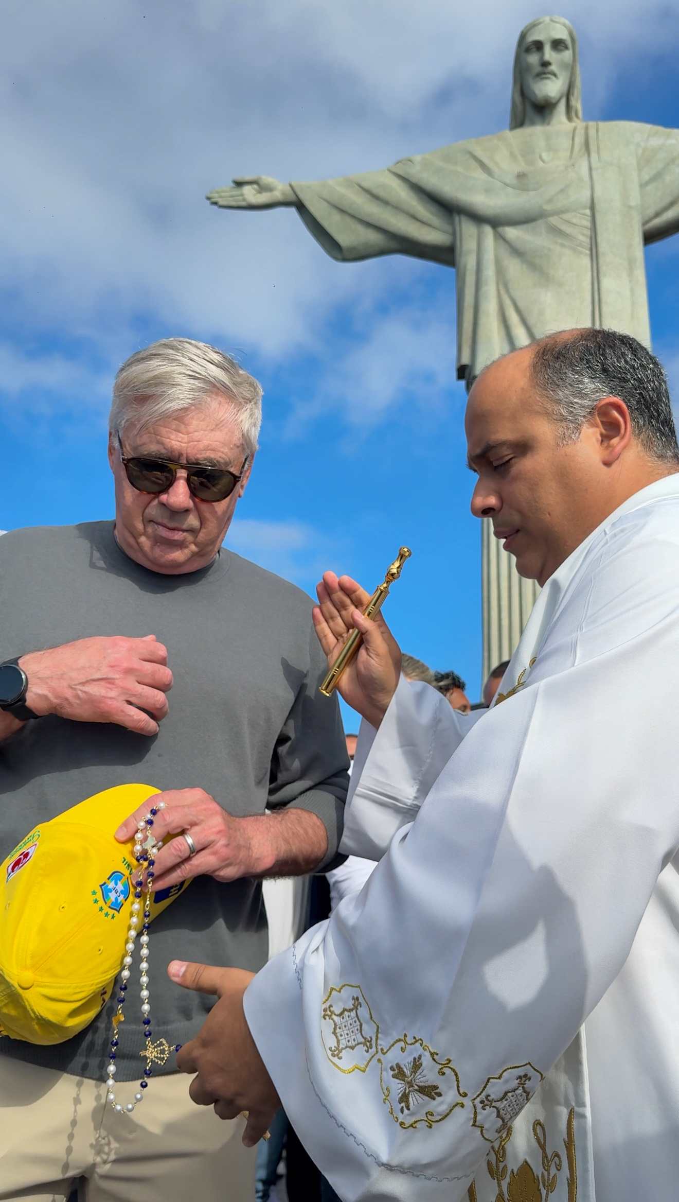 Padre Omar Abençoa Carlo Ancelotti (Foto   Thiago Garcez   Santuário Cristo Redentor) (1)