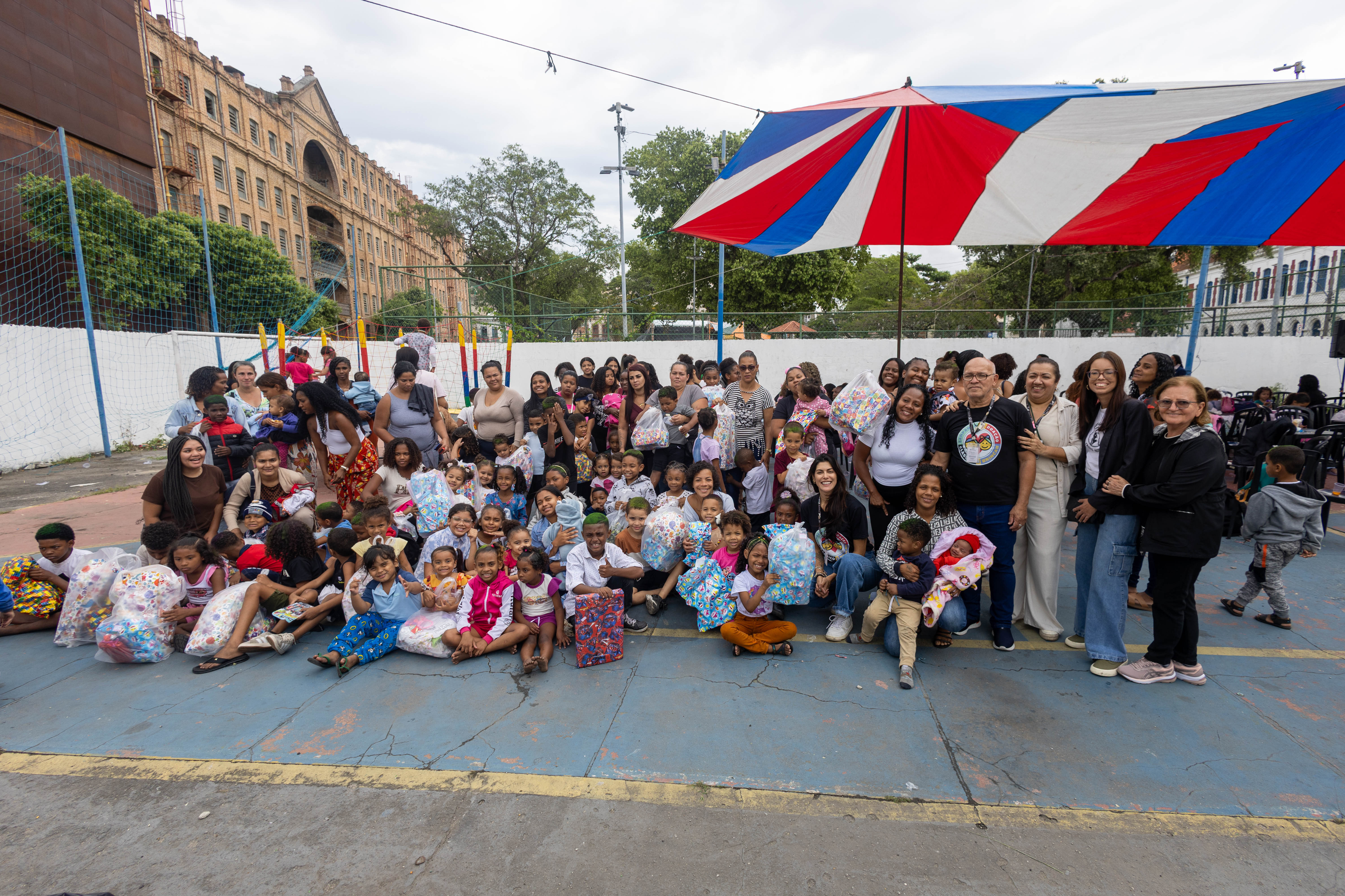 Crianças recebem brinquedos em Festa do Dia das Crianças