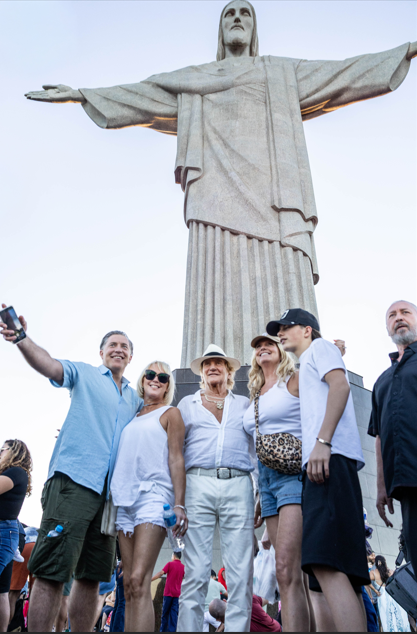 Rod Stewart e Família Visitam Santuário Cristo Redentor