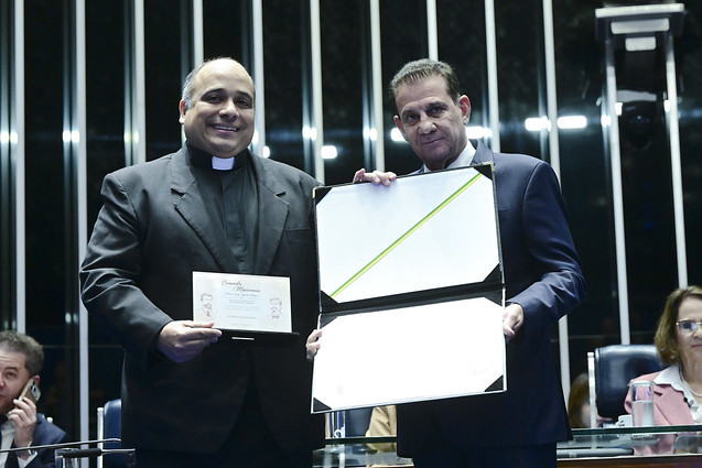 Padre Omar Recebe Comenda No Senado Federal (foto: Geraldo Magela/Agência Senado)