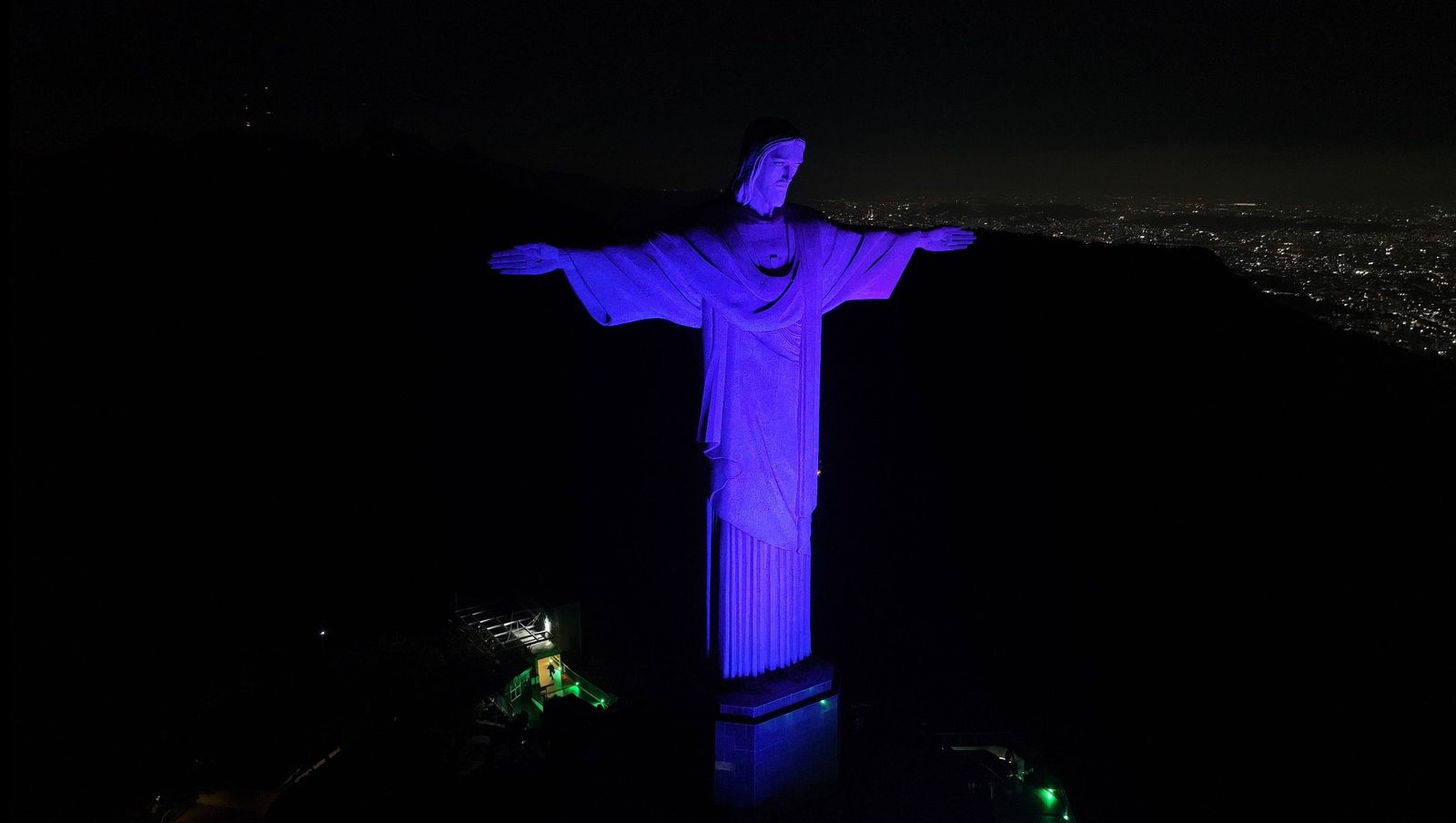 Cristo Redentor iluminado em roxo