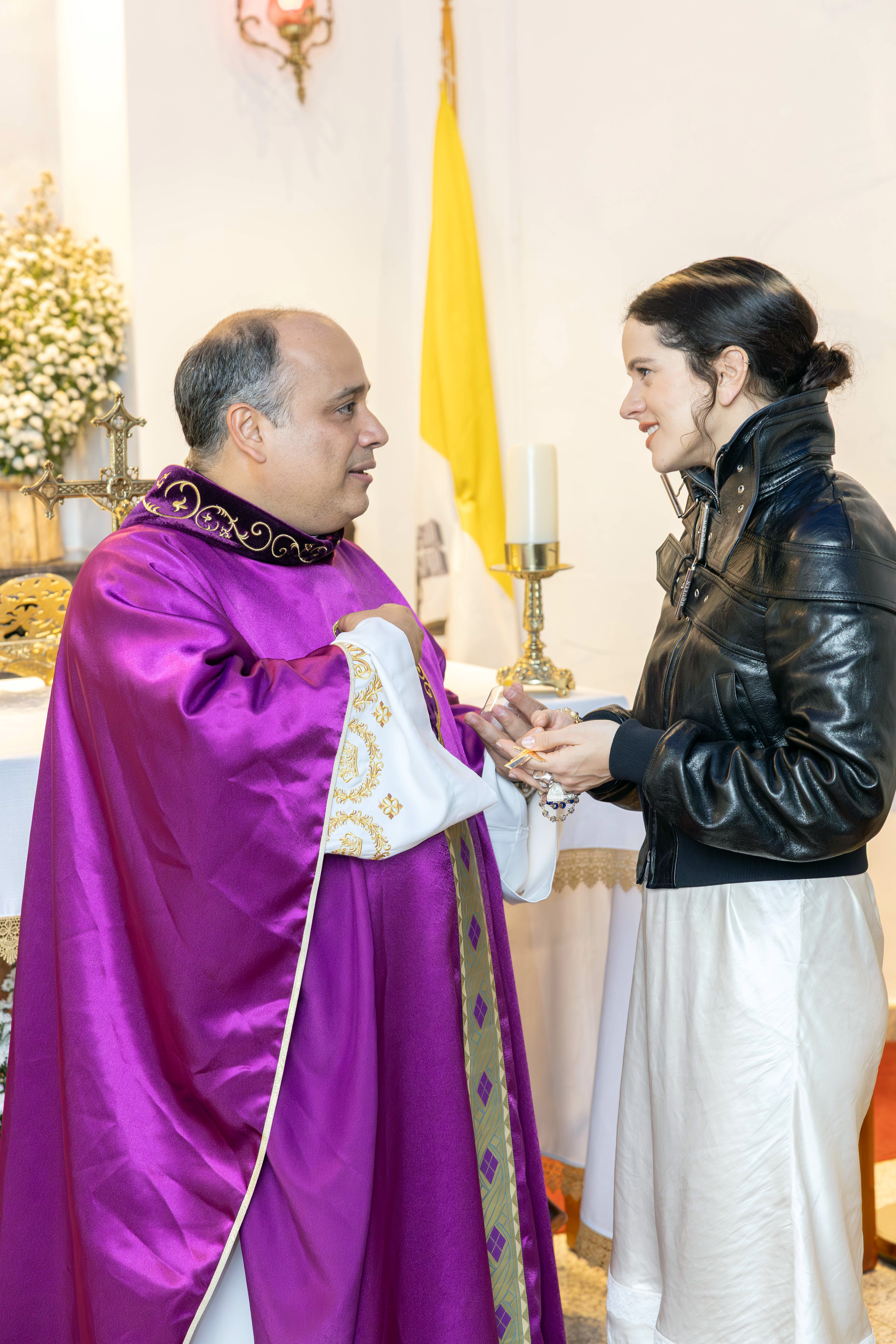 Padre Omar e a cantora Rosalía