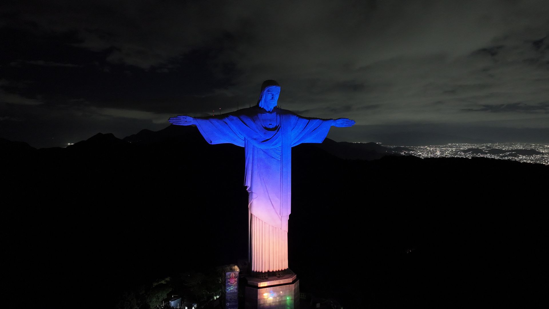 Cristo Iluminado Em Azul E Laranja