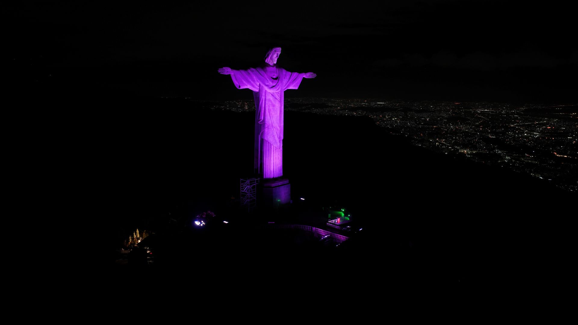 Cristo Redentor Iluminado Em Roxo