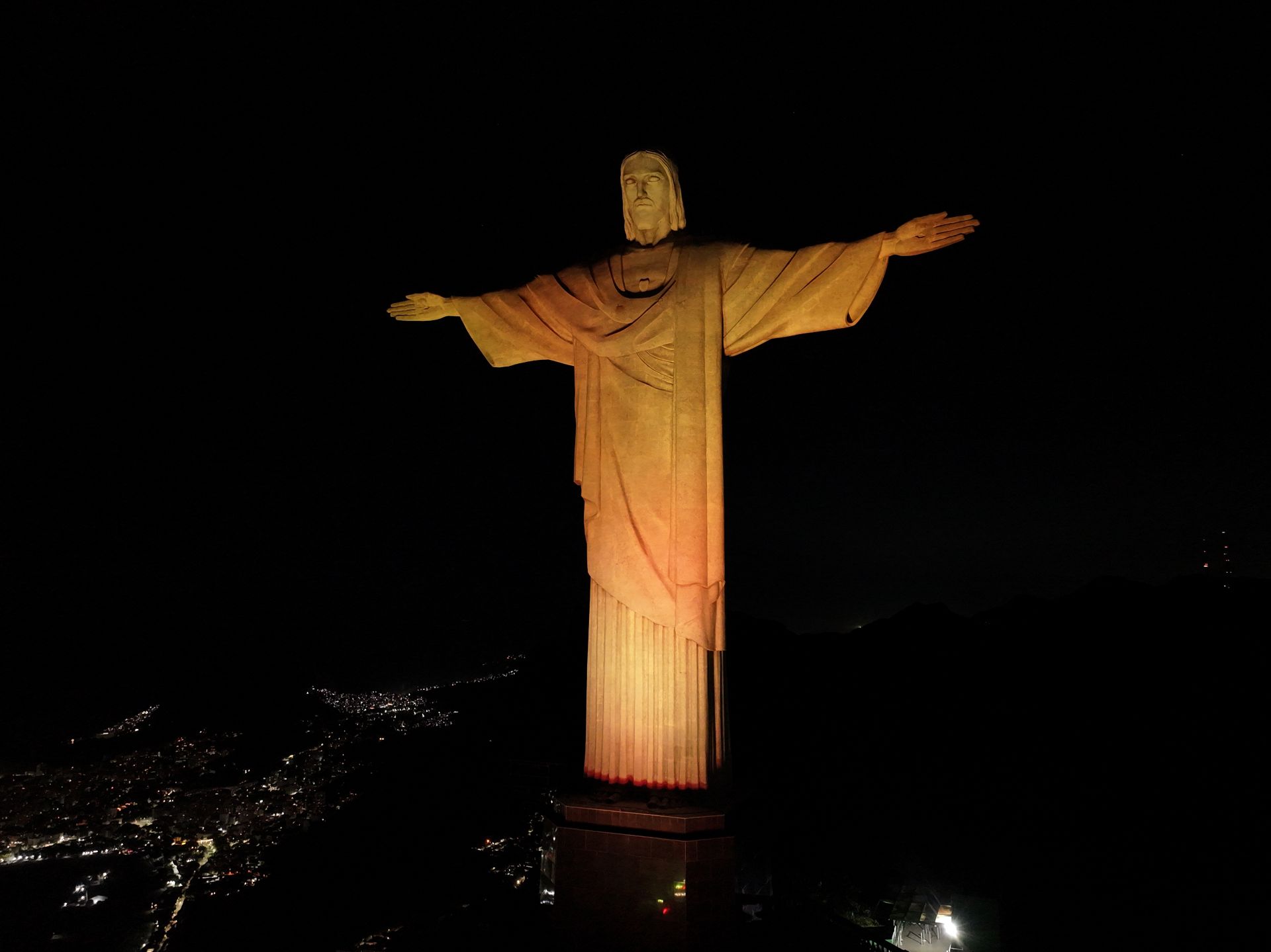 Cristo Iluminado Em Amarelo 2