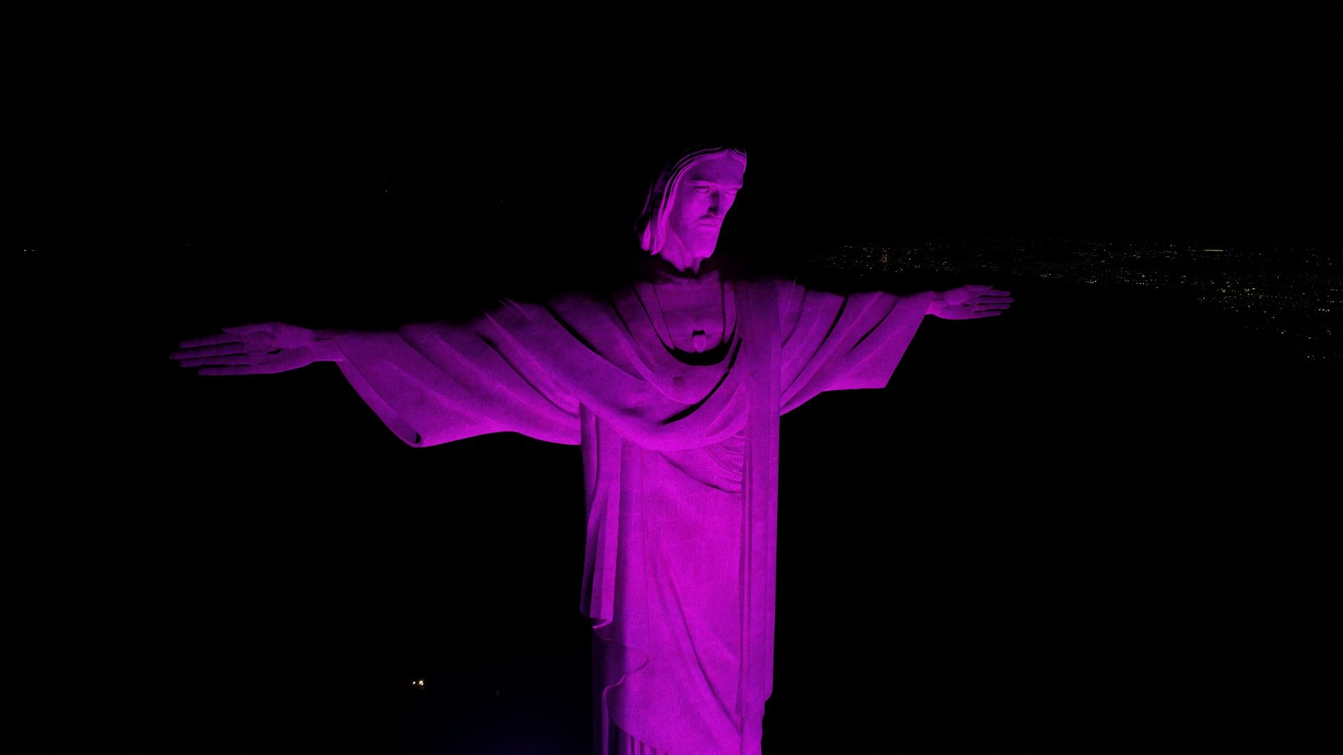 Cristo Redentor Iluminado Em Roxo