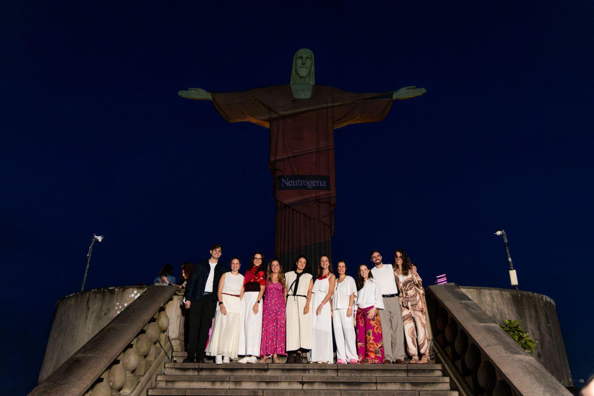 Grupo de convidados diante do Cristo Redentor durante a projeção da Neutrogena no Beauty Sunrise.